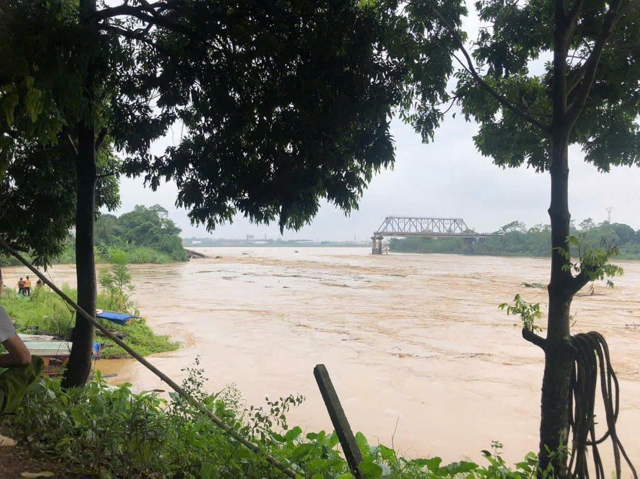 Hình ảnh cây cầu bị lũ đánh sập.
