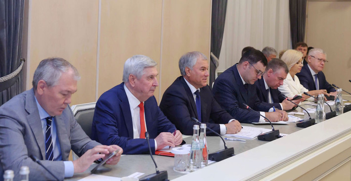 Chủ tịch Duma Quốc gia Quốc hội Liên bang Nga Vyacheslav Victorovich Volodin và thành viên đoàn Nga tại cuộc hội đàm với Chủ tịch Quốc hội Trần Thanh Mẫn. Ảnh: Thống Nhất - TTXVN