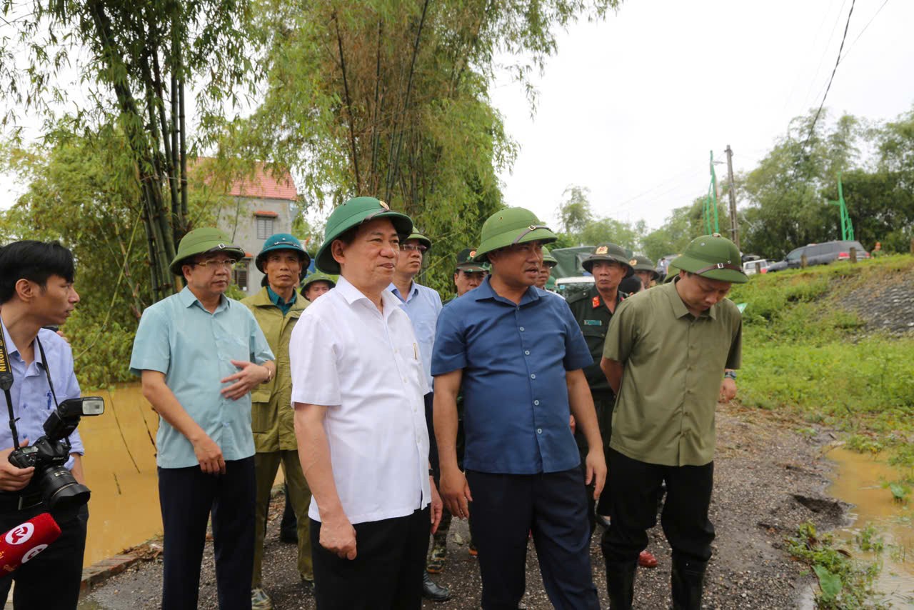 Phó Thủ tướng, Bộ trưởng Hồ Đức Phớc thị sát tình hình tại đập Ba Đa.
