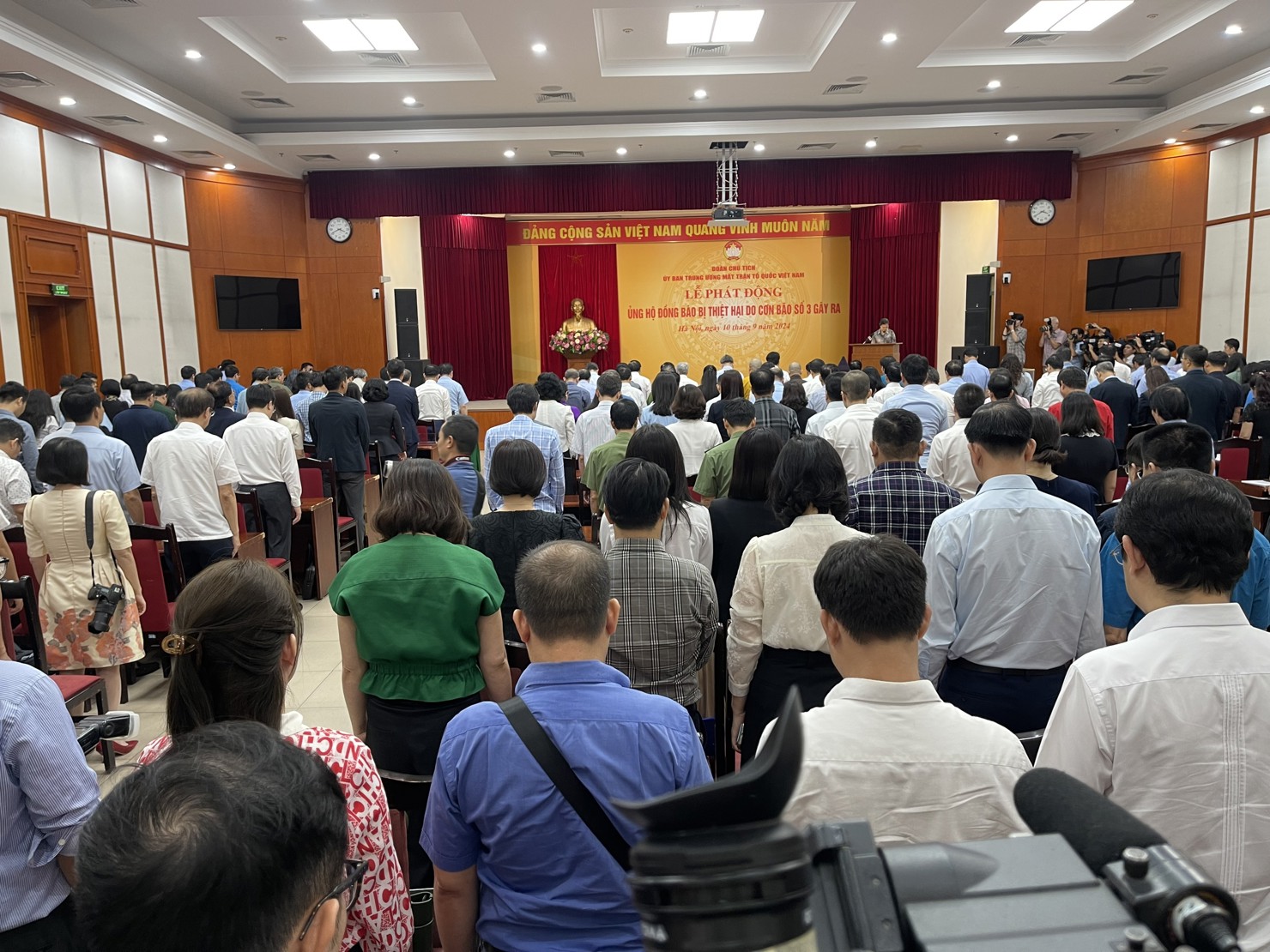 Các đại biểu tại buổi Lễ đã dành phút tưởng niệm đồng bào, chiến sĩ đã hy sinh do cơn bão số 3.