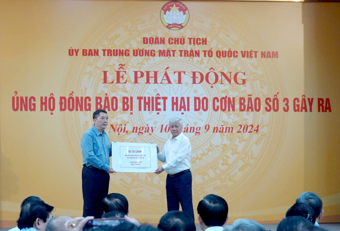 Đồng chí Cao Anh Tuấn - Bí thư Đảng uỷ, Thứ trưởng Bộ Tài chính thay mặt cán bộ, công chức, viên chức người lao động ngành Tài chính ủng hộ giúp đỡ đồng bào bị thiệt hại.