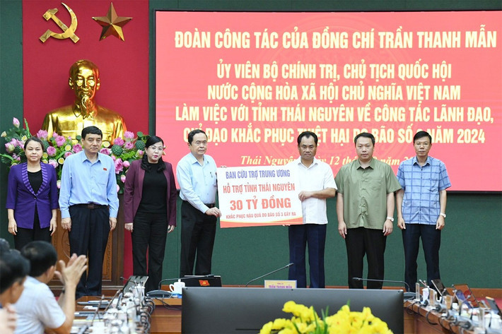 Chủ tịch Quốc hội Trần Thanh Mẫn trao 30 tỷ đồng của Ban Cứu trợ Trung ương cho tỉnh Thái Nguyên để hỗ trợ khắc phục hậu quả cơn bão số 3 và mưa lũ xảy ra trên địa bàn. Ảnh: Lâm Hiển