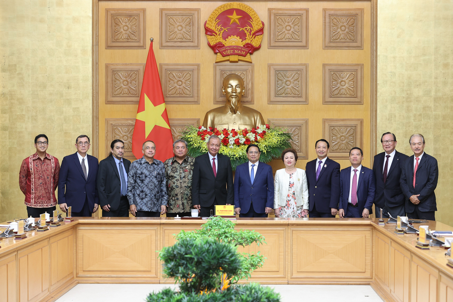 Thủ tướng chụp ảnh chung cùng các Chủ tịch ASEAN BAC - Ảnh: VGP/Nhật Bắc 