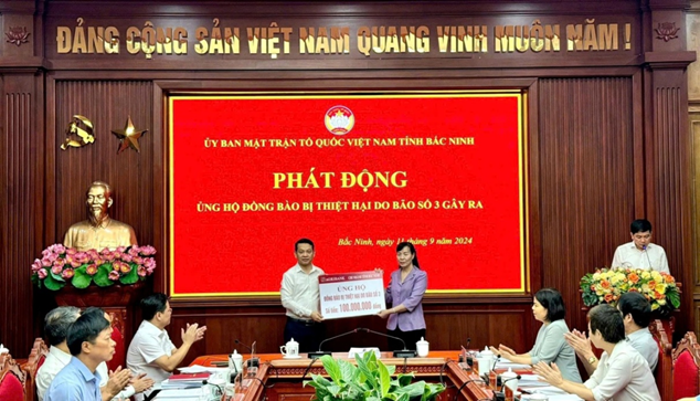 Đại diện Agribank Chi nhánh tỉnh Bắc Ninh trao kinh phí ủng hộ tới Ủy ban Mặt trận Tổ quốc tỉnh