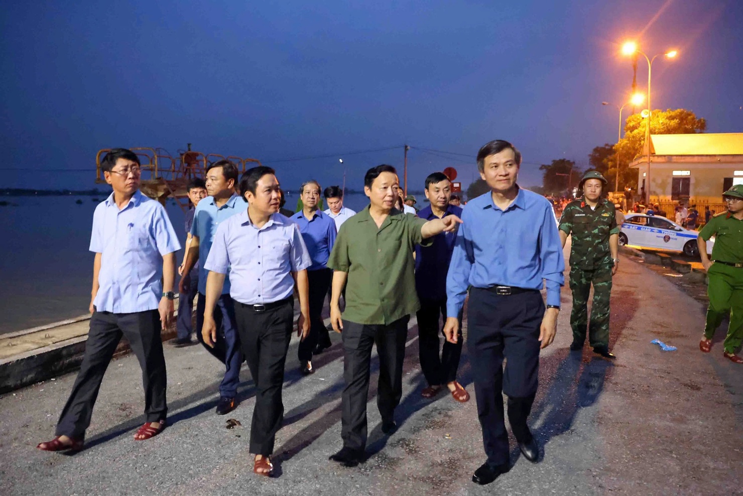 Phó Thủ tướng yêu cầu tỉnh Ninh Bình theo dõi sát diễn biến lũ trên sông Hoàng Long, sẵn sàng phương án ứng phó ở mức cao nhất - Ảnh: VGP/Minh Khôi
