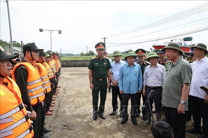 Tổng Bí thư, Chủ tịch nước động viên lực lượng làm nhiệm vụ củng cố, khắc phục sự cố một số điểm xung yếu ở đê sông Lô (xã Trường Sinh, huyện Sơn Dương) - Ảnh: TTXVN 