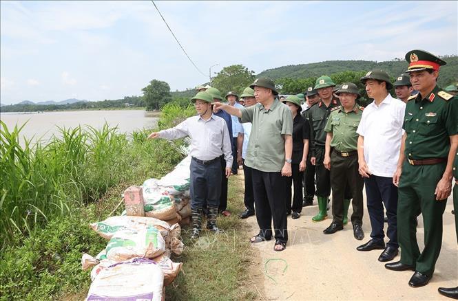 Tổng Bí thư, Chủ tịch nước kiểm tra công tác củng cố, khắc phục sự cố một số điểm xung yếu ở đê sông Lô (xã Trường Sinh, huyện Sơn Dương) - Ảnh: TTXVN 