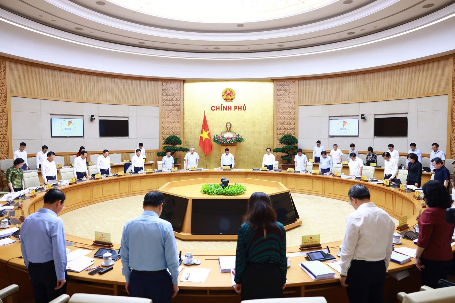 Trước khi vào Phiên họp, Chính phủ dành một phút mặc niệm tưởng nhớ các nạn nhân bị thiệt mạng do bão lũ gây ra - Ảnh: VGP/Nhật Bắc 