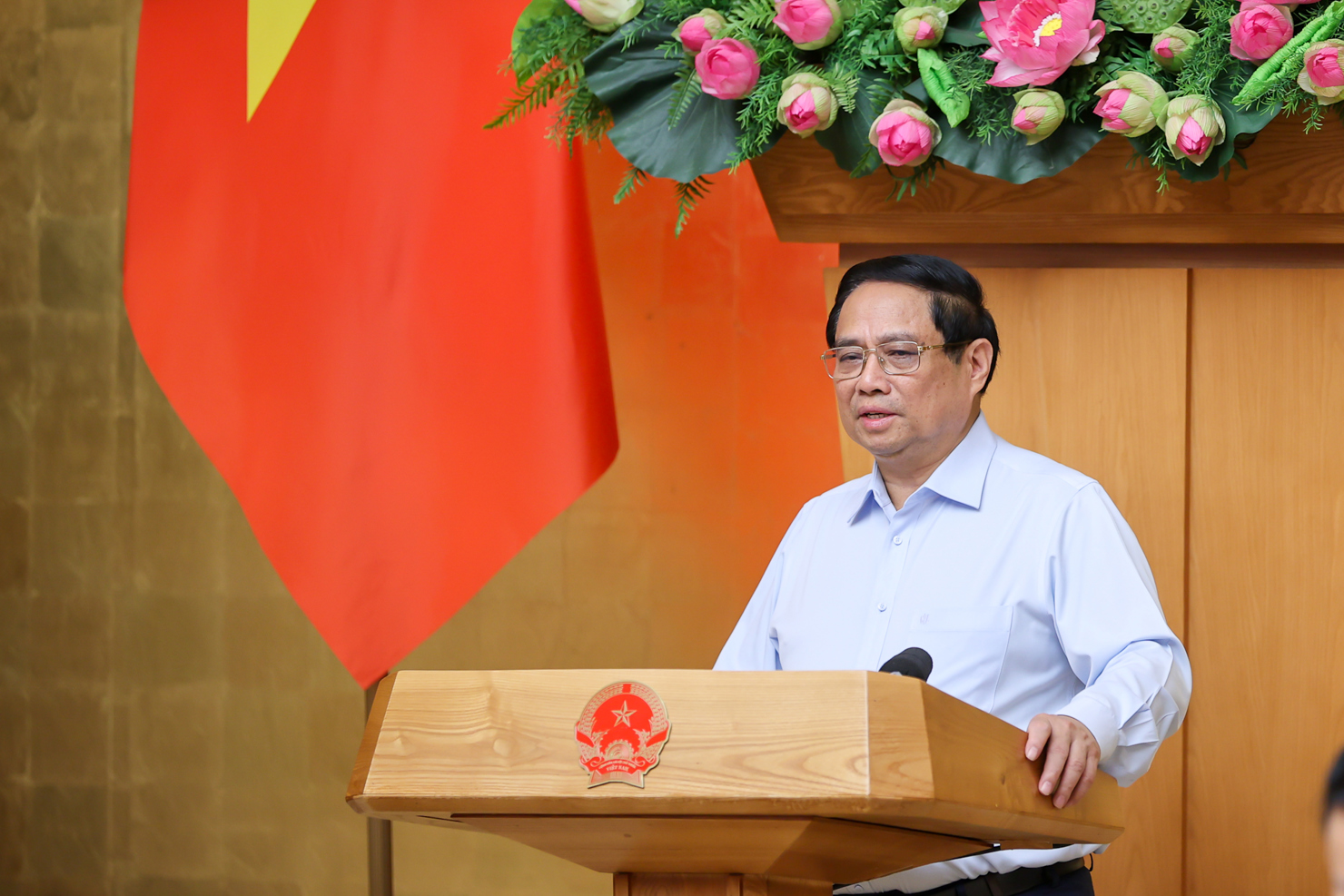 Thủ tướng yêu cầu các thành viên Chính phủ thảo luận đóng góp ý kiến để hoàn thiện khuôn khổ pháp lý, khắc phục hạn chế, tháo gỡ vướng mắc, khơi thông nguồn lực cho phát triển - Ảnh: VGP/Nhật Bắc 