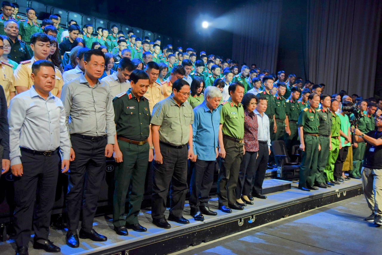 Các đại biểu dành phút mặc niệm, tưởng nhớ những người bị thiệt mạng do mưa lũ, thiên tai những ngày qua. Ảnh: VGP/Nhật Bắc 