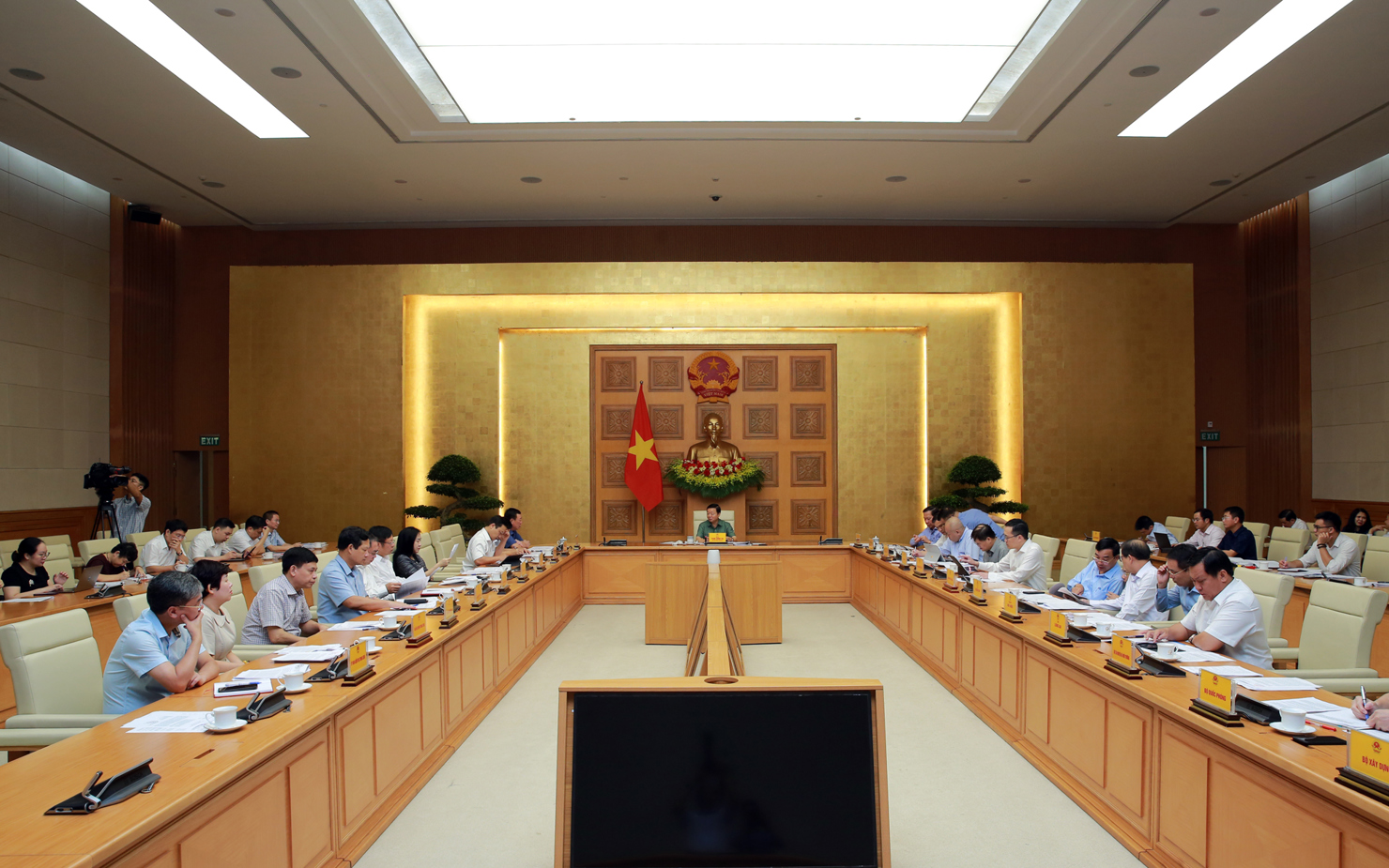 Thành viên của Tổ Công tác tập trung trao đổi, thảo luận tại cuộc họp. Ảnh: VGP/Minh Khôi 