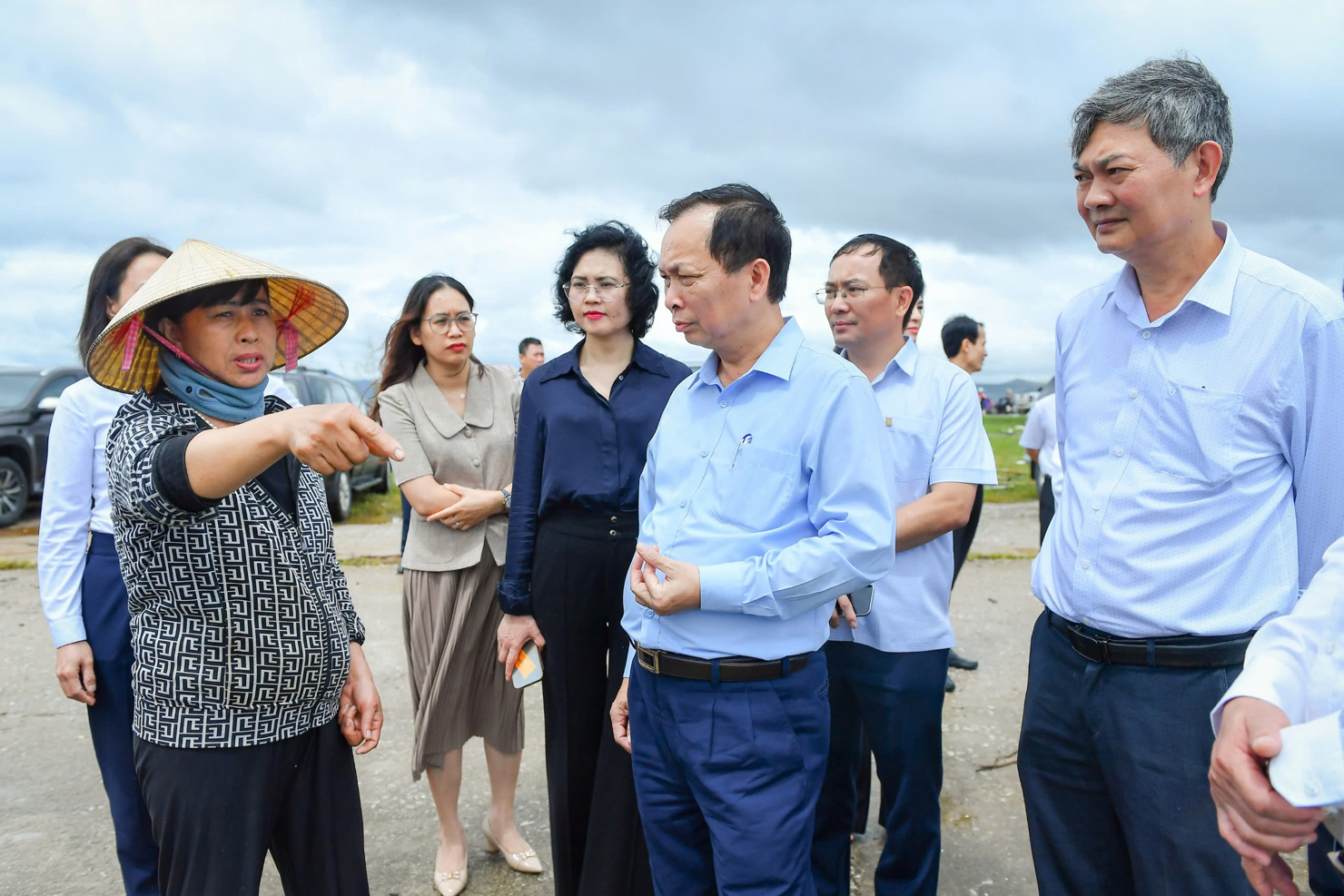 Chị Thúy chia sẻ về những thiệt hại của gia đình và bà con Tân An cùng đoàn công tác của NHNN.