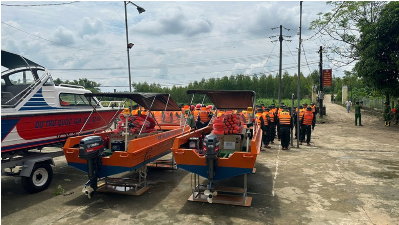 Các cục dự trữ nhà nước khu vực xuất cấp xuồng, phao cứu sinh hỗ trợ người dân.