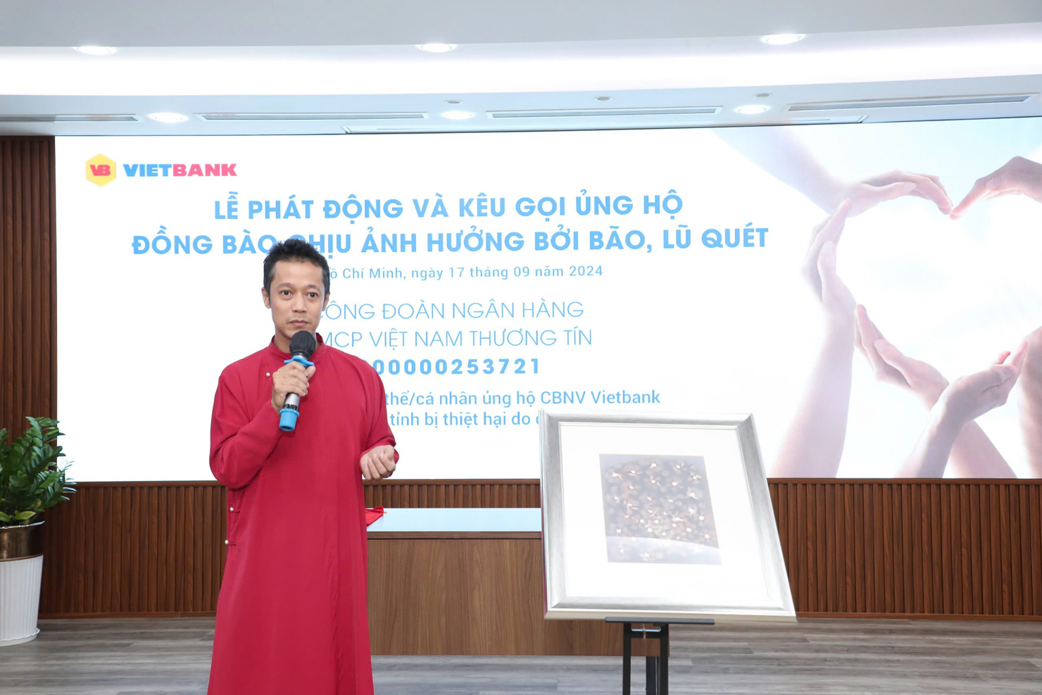 Nghệ sĩ thị giác Phạm Tuấn Ngọc chia sẻ tại sự kiện. Ảnh: Vietbank