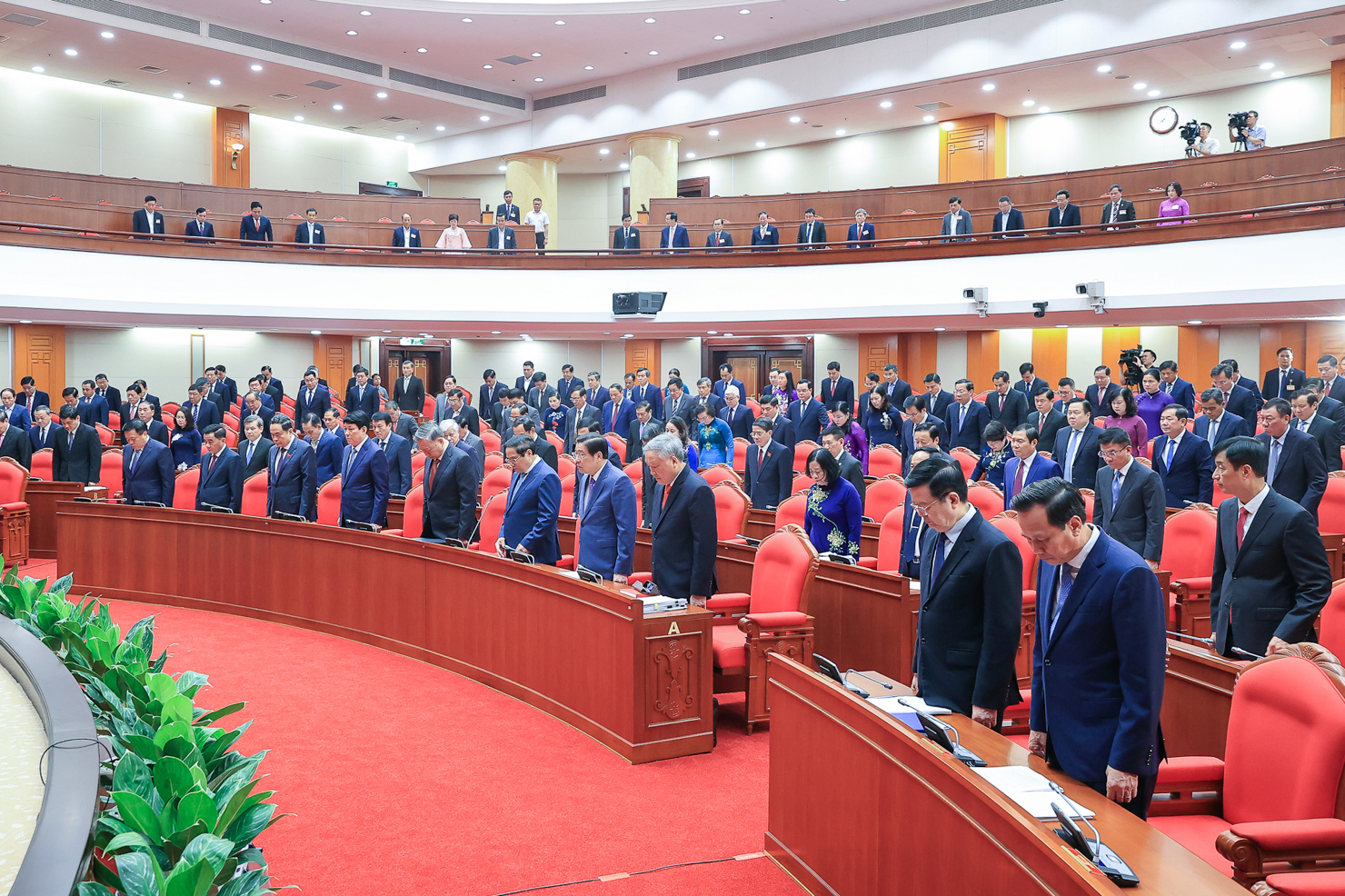 Lãnh đạo Đảng, Nhà nước và đại biểu dành một phút mặc niệm cán bộ, chiến sĩ, đồng bào bị tử nạn do cơn bão số 3. Ảnh: VGP/Nhật Bắc 