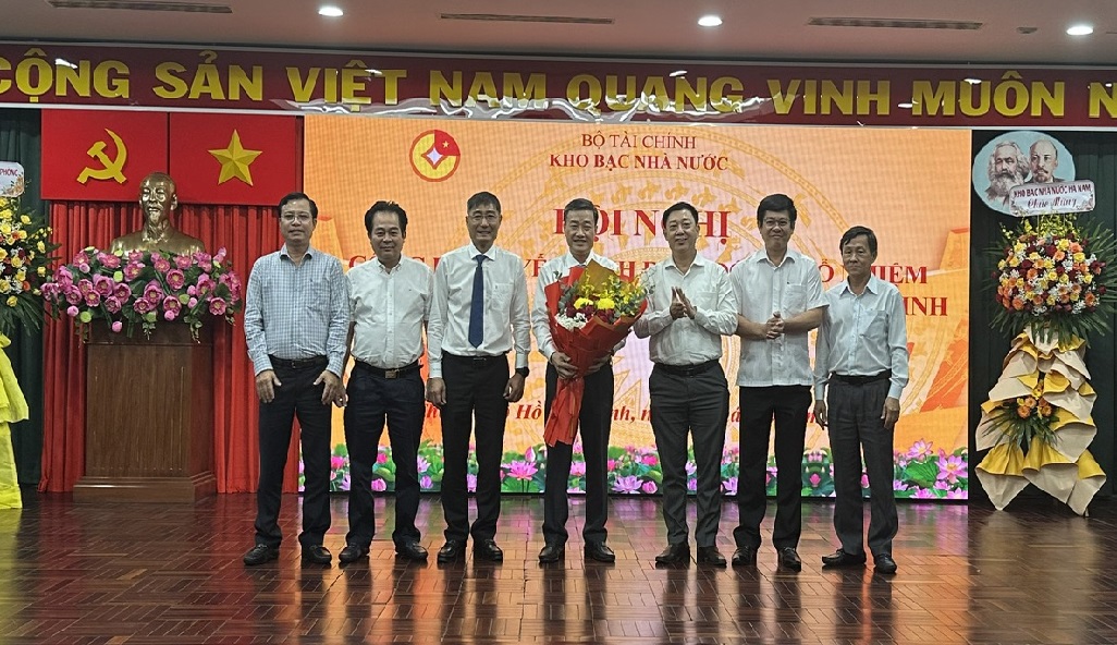 Lãnh đạo các sở, ngành của UBND TP. Hồ Chí Minh chúc mừng Tân Giám đốc KBNN TP. Hồ Chí Minh. Ảnh: Thanh Sơn