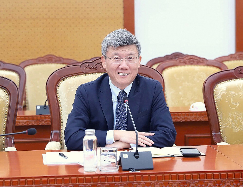 Ông Li Kouqing - Giám đốc Cơ quan Nghiên cứu Kinh tế vĩ mô ASEAN+3 (AMRO) phát biểu tại cuộc tiếp.