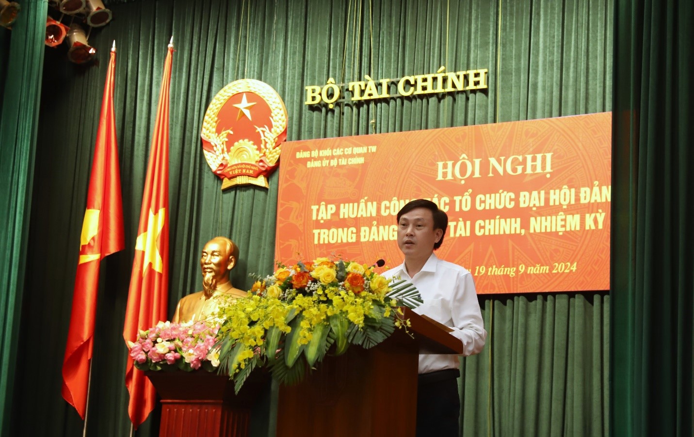 Phó Trưởng Ban Tổ chức Đảng bộ Khối các cơ quan Trung ương Lê Chí Hướng giới thiệu, hướng dẫn các nội dung liên quan đến tổ chức đại hội đảng các cấp trong Đảng bộ Khối.