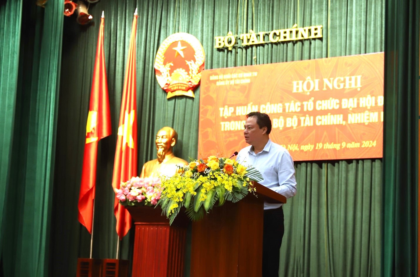Phó Bí thư thường trực Đảng ủy Bộ Tài chính đề nghị Hội nghị tiếp thu nghiêm túc, đầy đủ tinh thần và nội dung tập huấn.