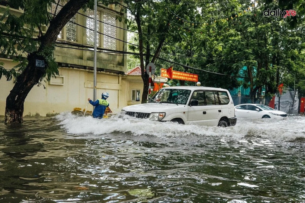 Theo các chuyên gia, xe ô tô sau khi di chuyển qua các khu vực ngập nước cần được mang đến cơ sở bảo dưỡng gần nhất