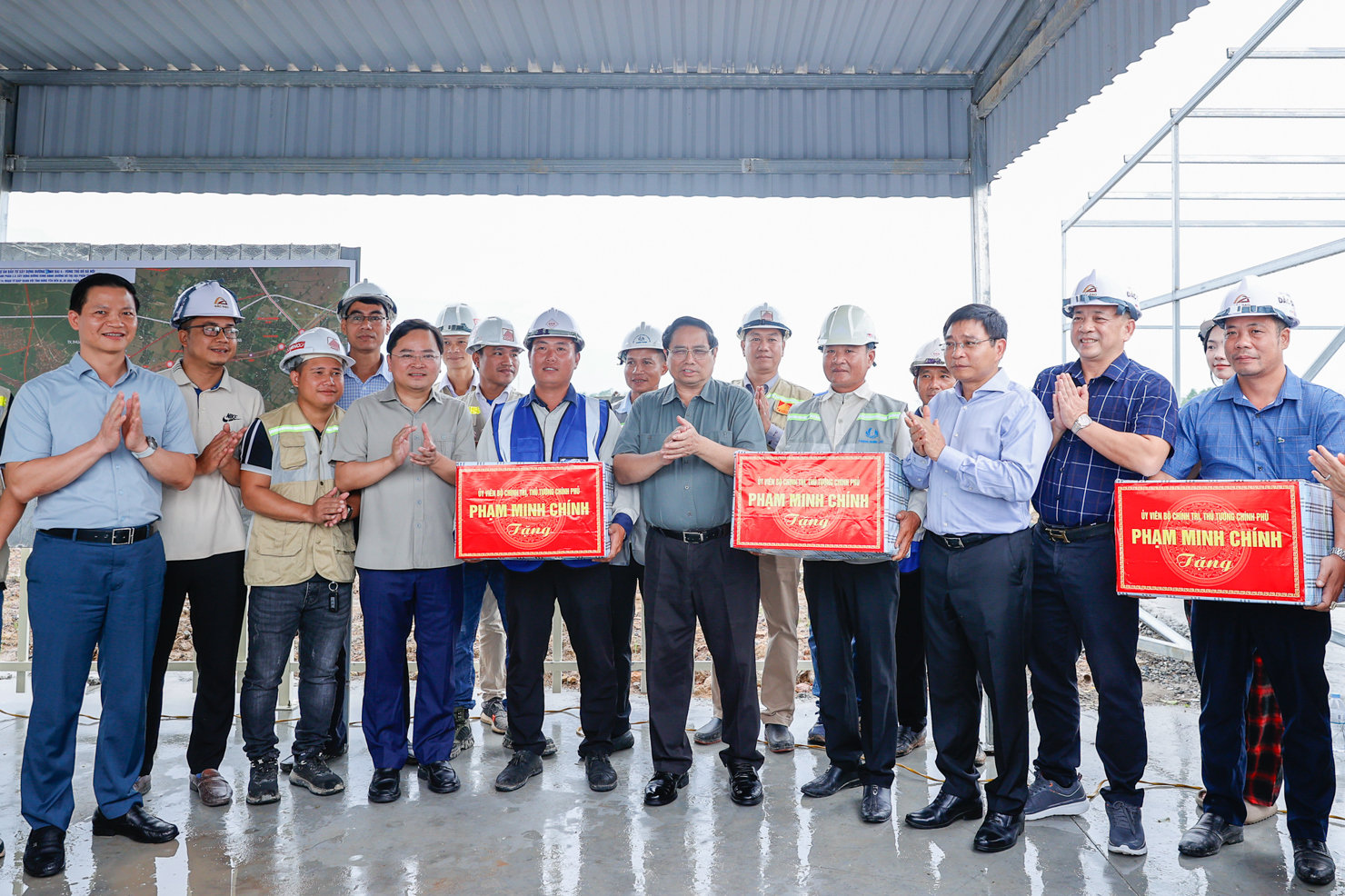 Thủ tướng tặng quà, động viên kỹ sư, công nhân trên công trường. Ảnh: VGP/Nhật Bắc