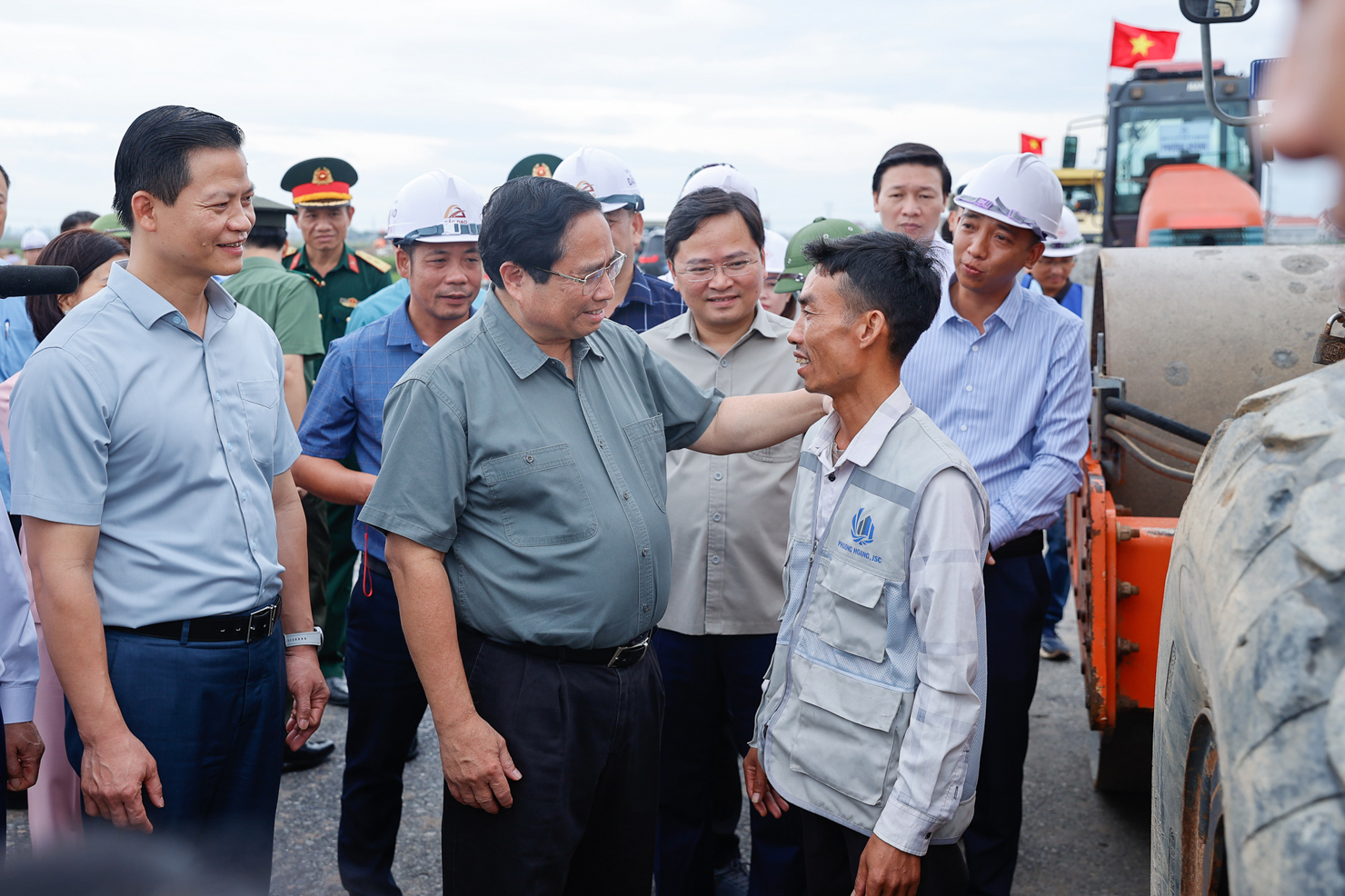Thủ tướng động viên kỹ sư, công nhân trên công trường tại thị xã Thuận Thành. Ảnh: VGP/Nhật Bắc