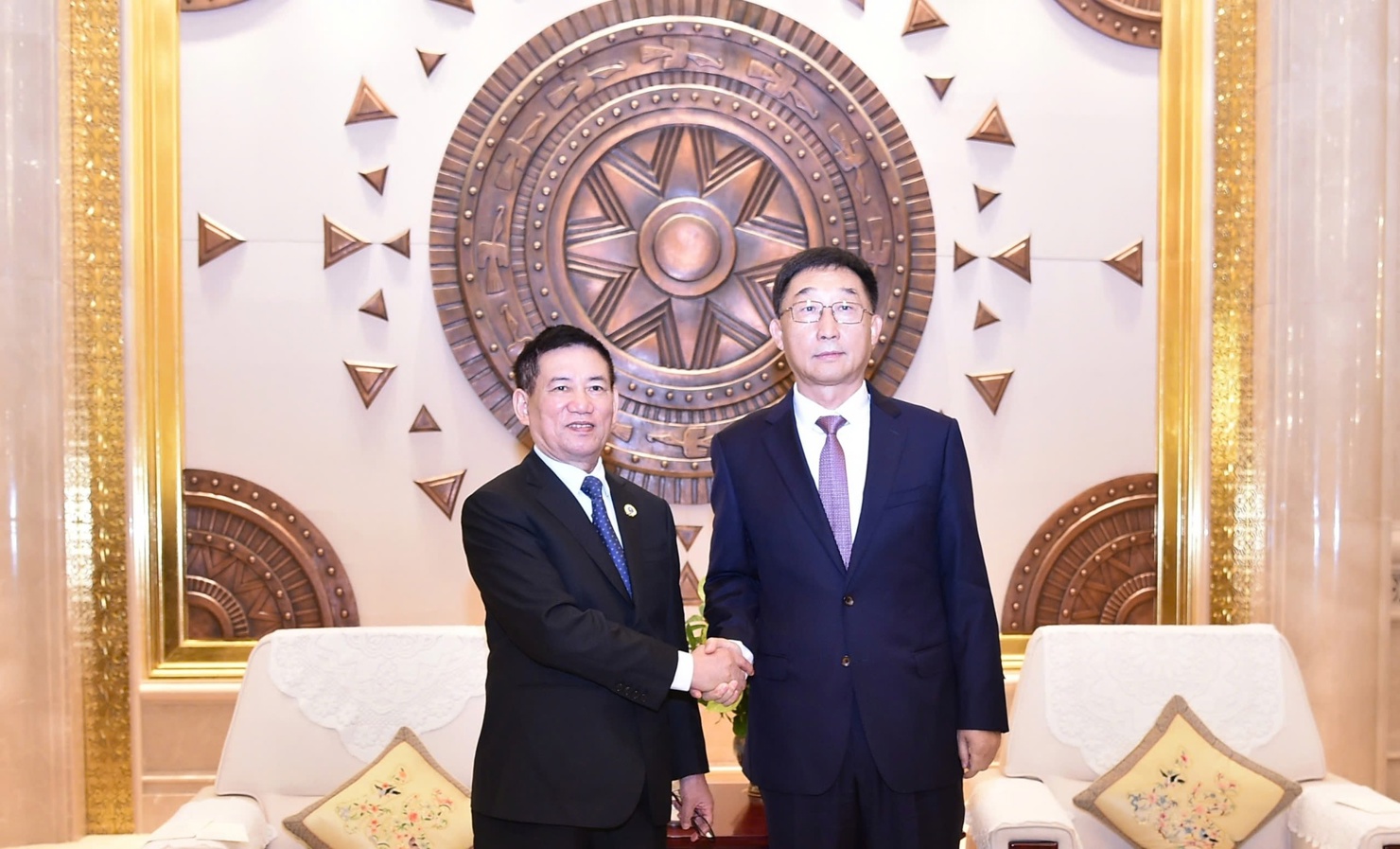 Ph&oacute; Thủ tướng Hồ Đức Phớc gặp B&iacute; thư Khu ủy Quảng T&acirc;y (Trung Quốc) Lưu Ninh. Ảnh: VGP/Trần Mạnh &nbsp;