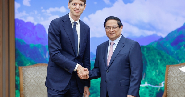 Thủ tướng Phạm Minh Chính và ông Robert Maersk Uggla – Chủ tịch Tập đoàn A.P.Moller Holding kiêm Chủ tịch Maersk. Ảnh: VGP/Nhật Bắc