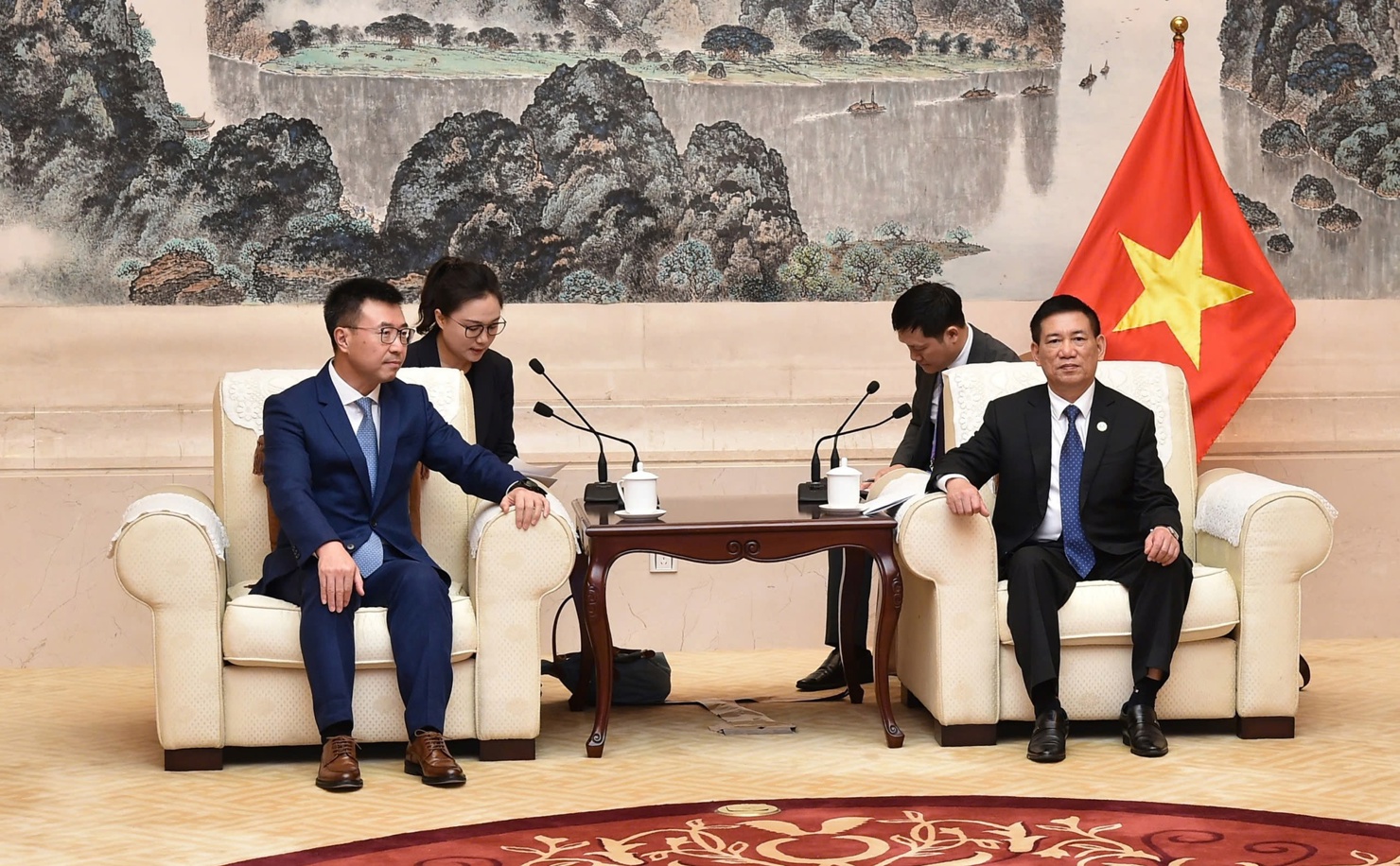 Phó Thủ tướng tiếp Chủ tịch khu vực Châu Á, Thái Bình Dương, Tập đoàn Hoa Vi. Ảnh VGP/Trần Mạnh