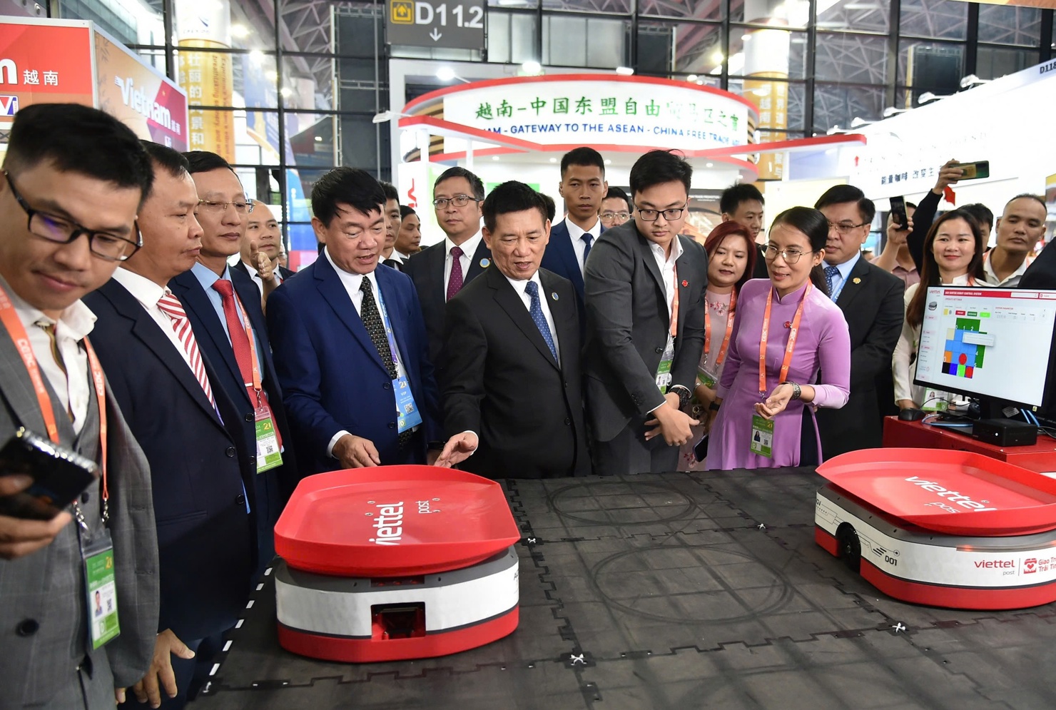Phó Thủ tướng tham quan gian hàng của Tập đoàn Viettel. Ảnh VGP/Trần Mạnh