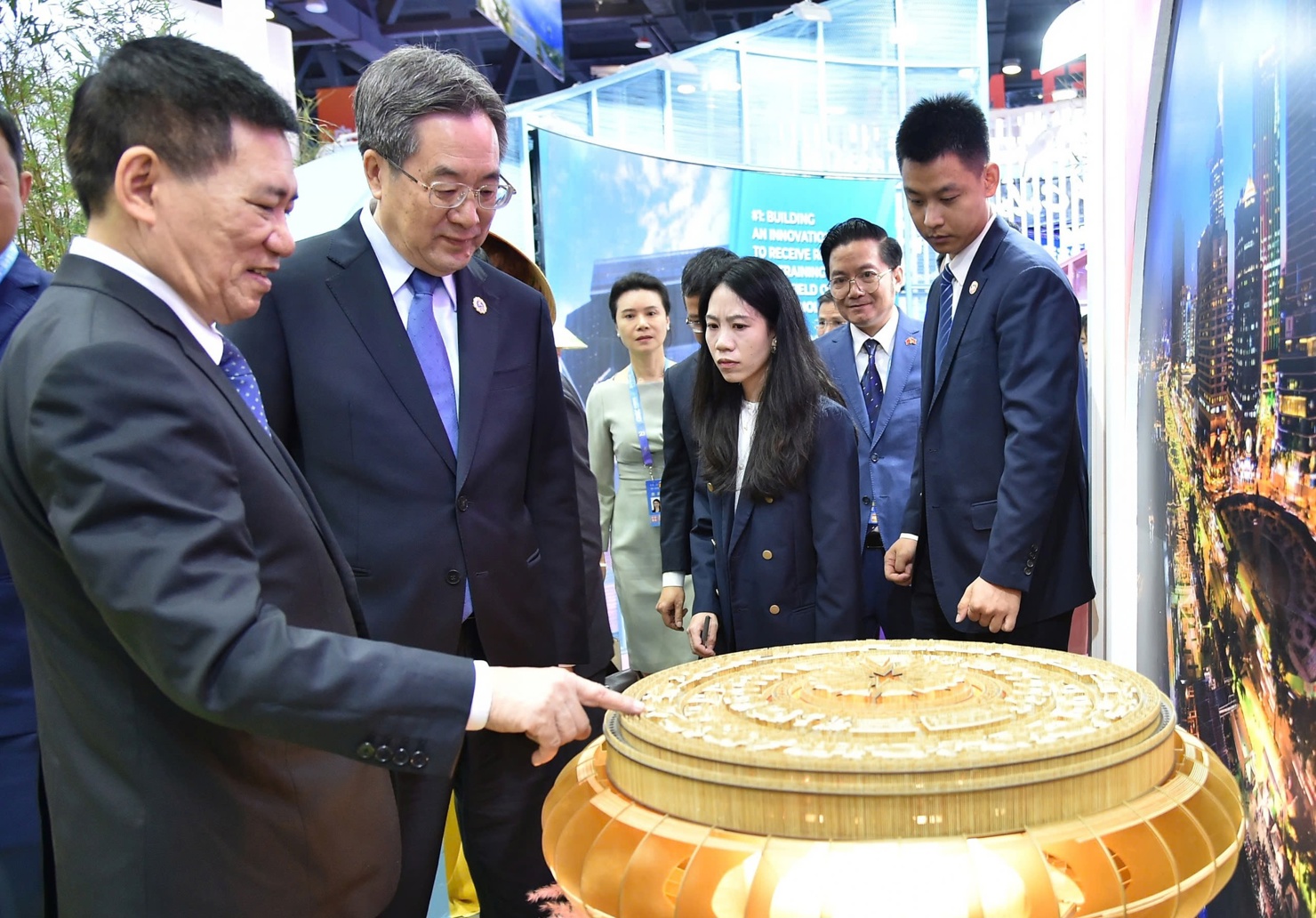 Phó Thủ tướng Hồ Đức Phớc giới thiệu với Phó Thủ tướng Trung Quốc Đinh Tiết Tường sản phẩm thủ công (trống đồng và Cung đình Huế) làm từ tăm tre. Ảnh VGP/Trần Mạnh