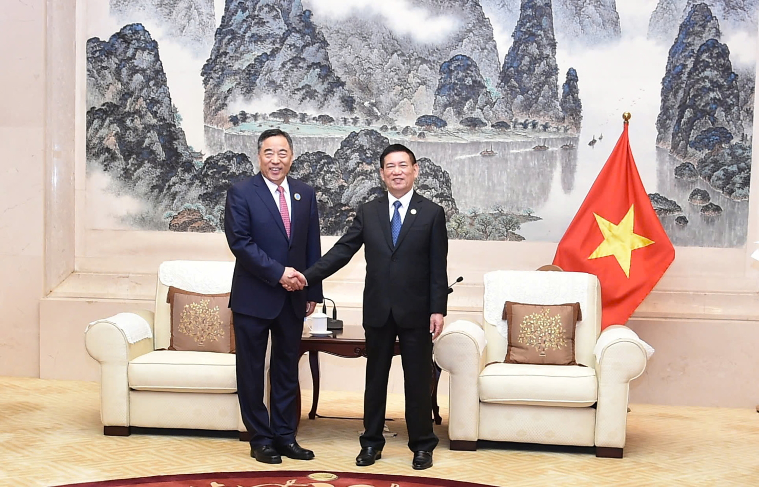 Phó Thủ tướng tiếp Lãnh đạo Tập đoàn xây dựng năng lượng Trung Quốc (CEEC). Ảnh VGP/Trần Mạnh