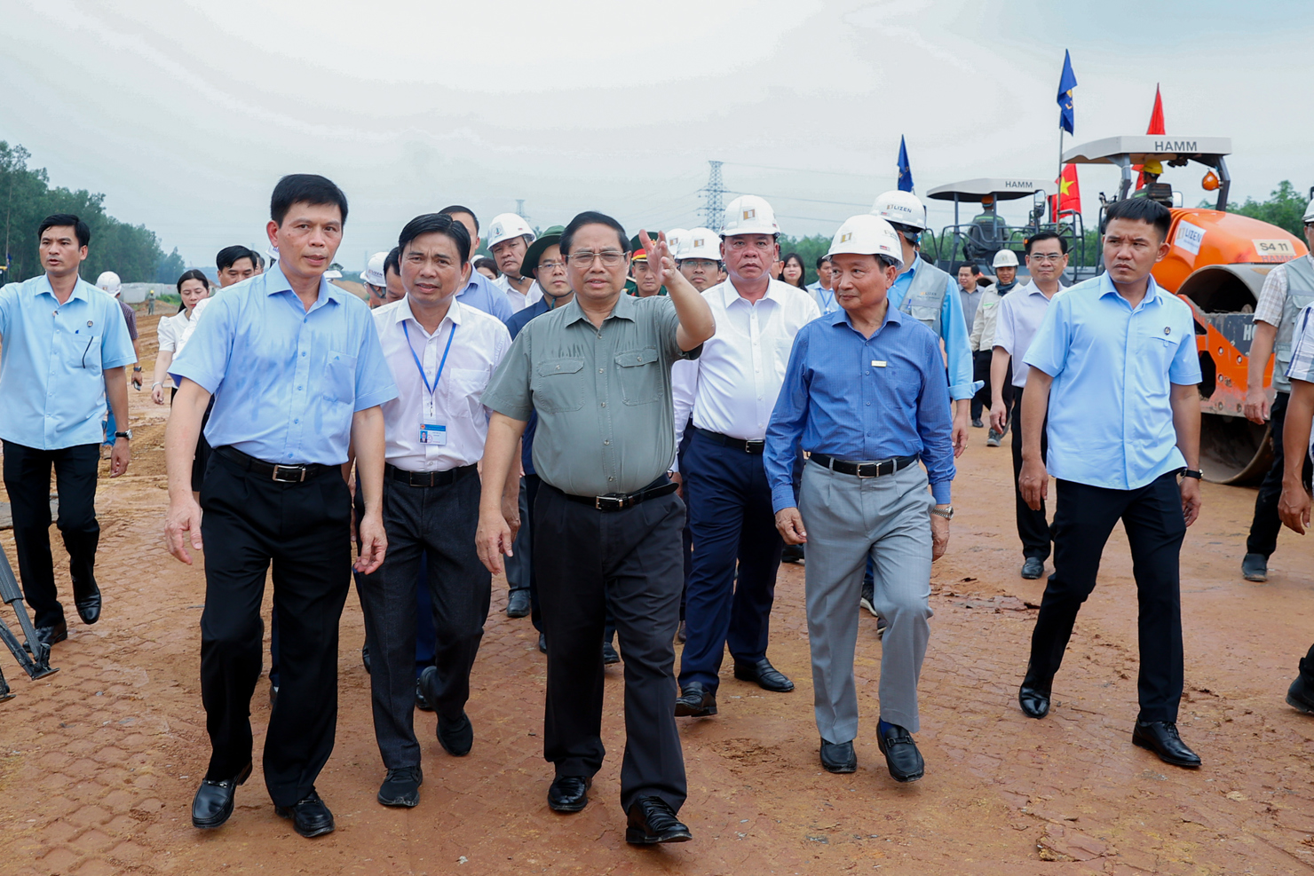 Trên công trường, Thủ tướng nhấn mạnh tầm quan trọng của dự án cao tốc Biên Hòa-Vũng Tàu, với vai trò huyết mạch kết nối các địa phương động lực tăng trưởng, các sân bay, cảng biển lớn. Ảnh: VGP/Nhật Bắc  