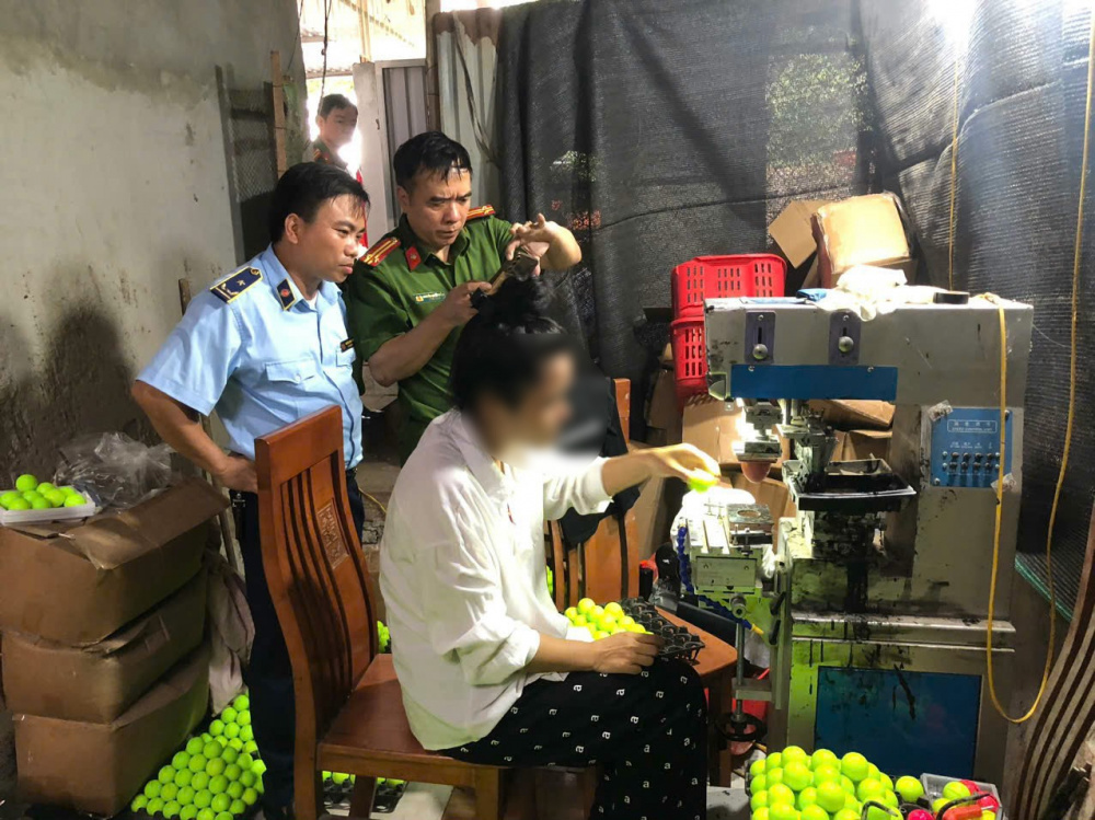 Lực lượng QLTT tỉnh Yên Bái vừa tiến hành kiểm tra, phát hiện và tạm giữ trên 33.500 quả bóng Golf các loại giả mạo nhãn hiệu và không rõ nguồn gốc xuất xứ.
