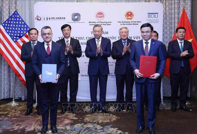 Tổng Bí thư, Chủ tịch nước Tô Lâm chứng kiến lễ trao thoả thuận hợp tác giữa Tập đoàn Dầu khí Quốc gia Việt Nam và Công ty Kellog Brown & Root. 