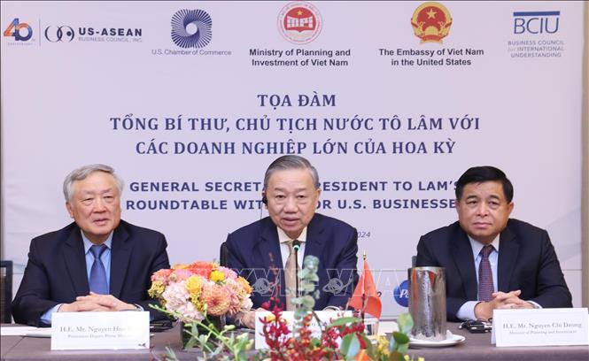 Tổng Bí thư, Chủ tịch nước đề nghị các bộ, ngành, cơ quan liên quan của hai nước tiếp tục cụ thể hóa các chủ trương, định hướng lớn của nội hàm quan hệ Đối tác chiến lược toàn diện song phương.