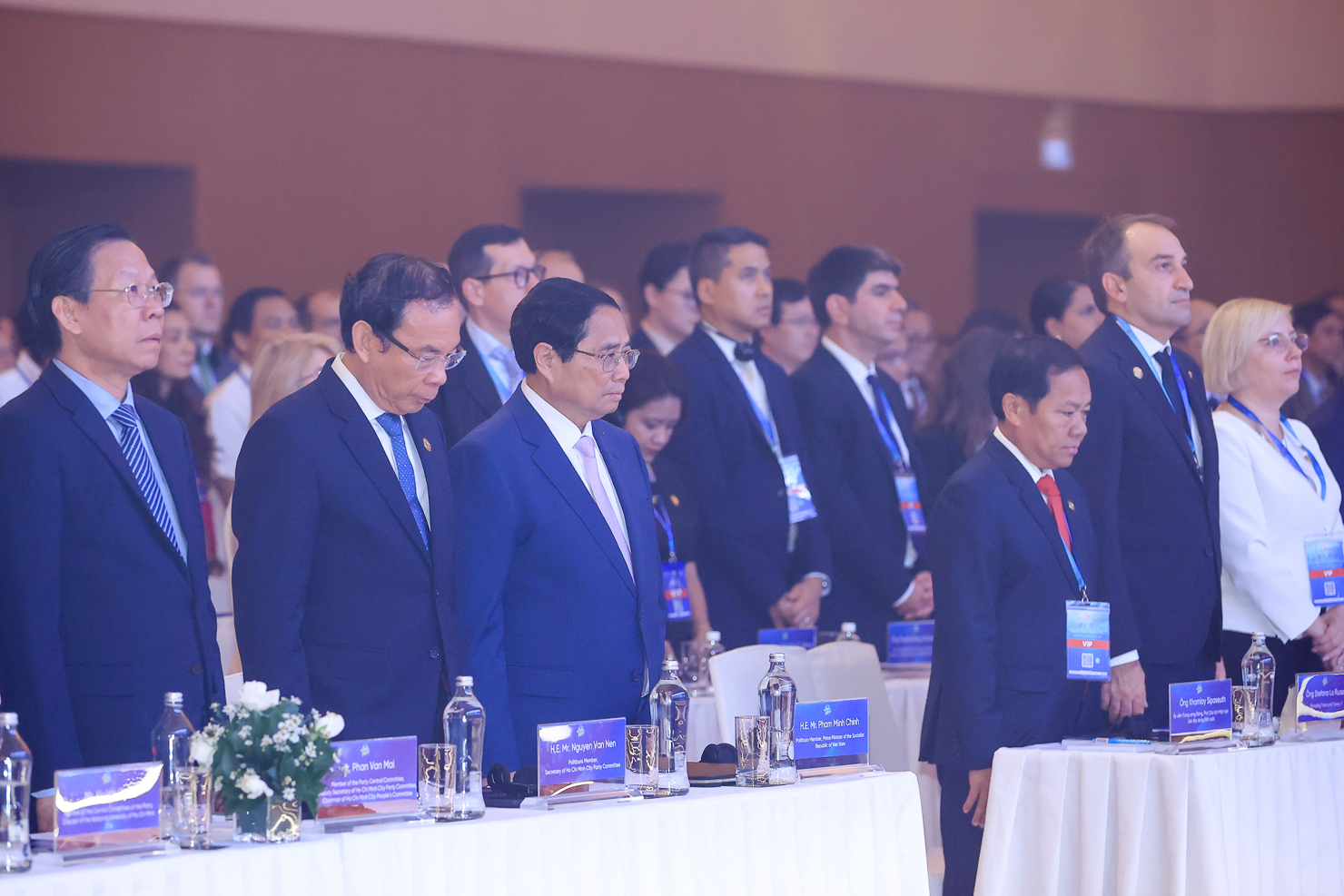 C&aacute;c đại biểu tham dự Diễn đ&agrave;n tưởng niệm c&aacute;c nạn nh&acirc;n bị thiệt mạng do cơn b&atilde;o số 3 vừa qua. Ảnh: VGP/Nhật Bắc &nbsp;