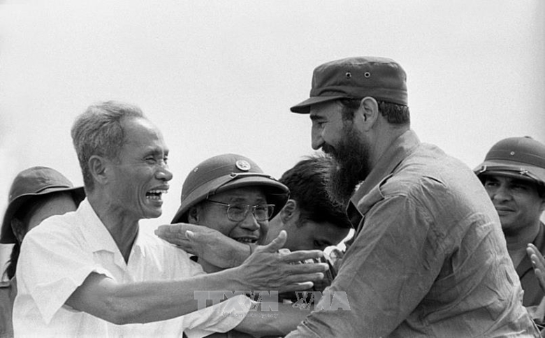 Thủ tướng Phạm Văn Đồng đón Thủ tướng Fidel Castro sang thăm chính thức Việt Nam, ngày 15/9/1973.