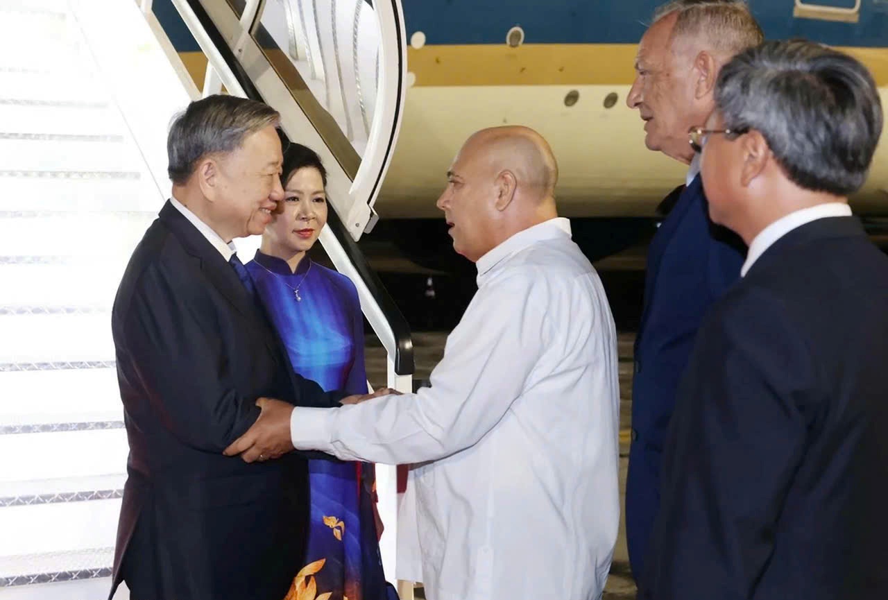 Tổng Bí thư, Chủ tịch nước Tô Lâm đến sân bay quốc tế Jose Marti ở thủ đô La Habana, bắt bắt đầu chuyến thăm cấp Nhà nước tới Cộng hoà Cuba.