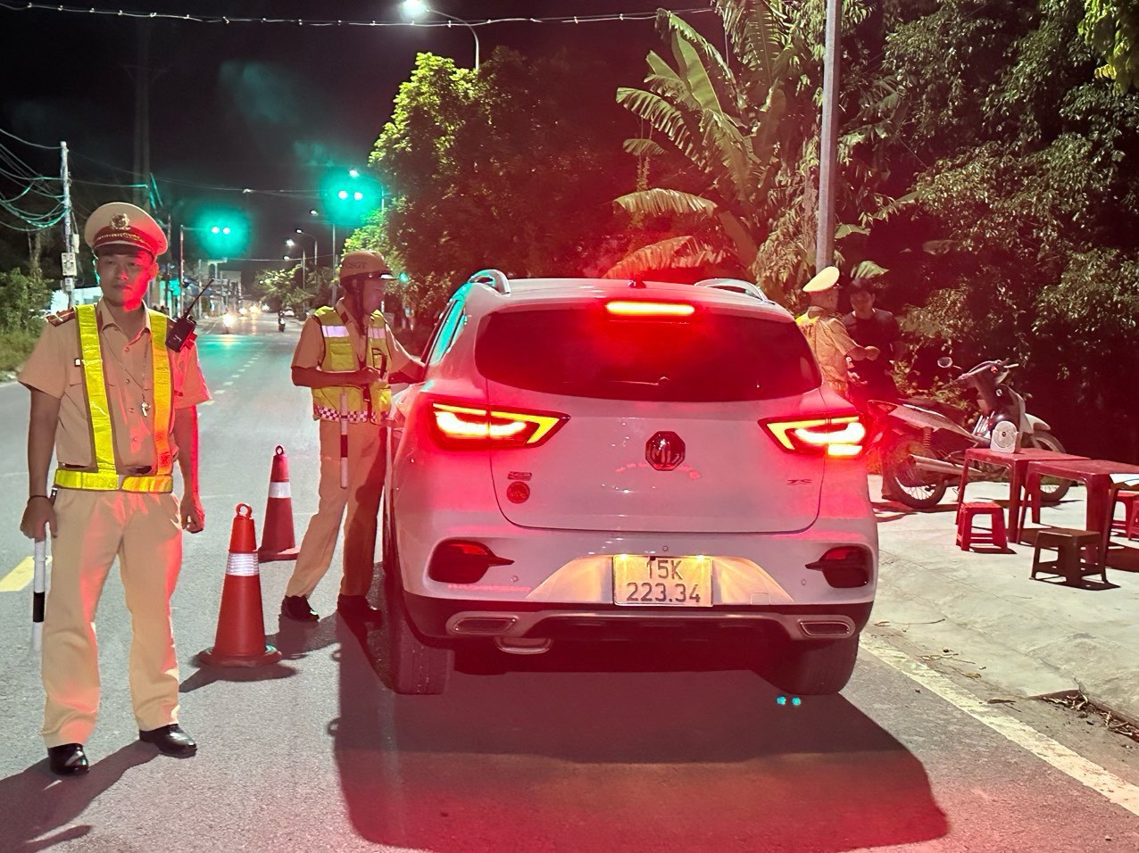 Đội CSGT, Công an huyện Thủy Nguyên kiểm tra nồng độ cồn. 