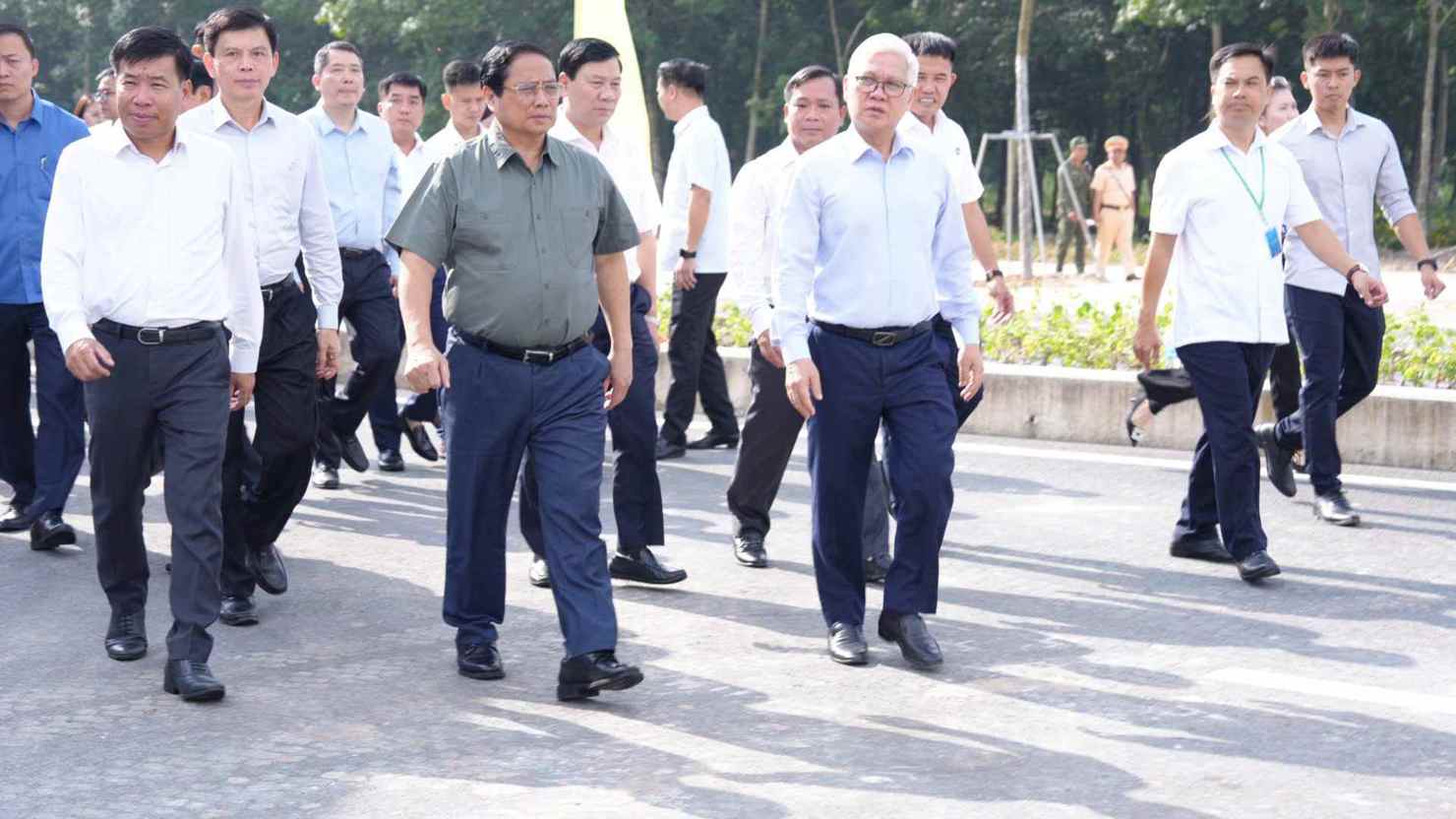 Thủ tướng Chính phủ Phạm Minh Chính kiểm tra tiến độ Dự án cao tốc qua Bình Dương. Ảnh: Hữu Thuận