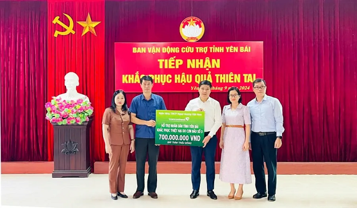Vietcombank trao hỗ trợ 700 triệu đồng thông qua MTTQ tỉnh Yên Bái