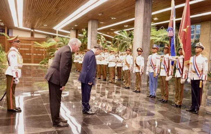 Tổng Bí thư, Chủ tịch nước Tô Lâm và Bí thư thứ nhất Đảng Cộng sản Cuba, Chủ tịch Cuba Miguel Diaz Canel Bermudez duyệt Đội danh dự. Ảnh: Lâm Khánh/TTXVN 