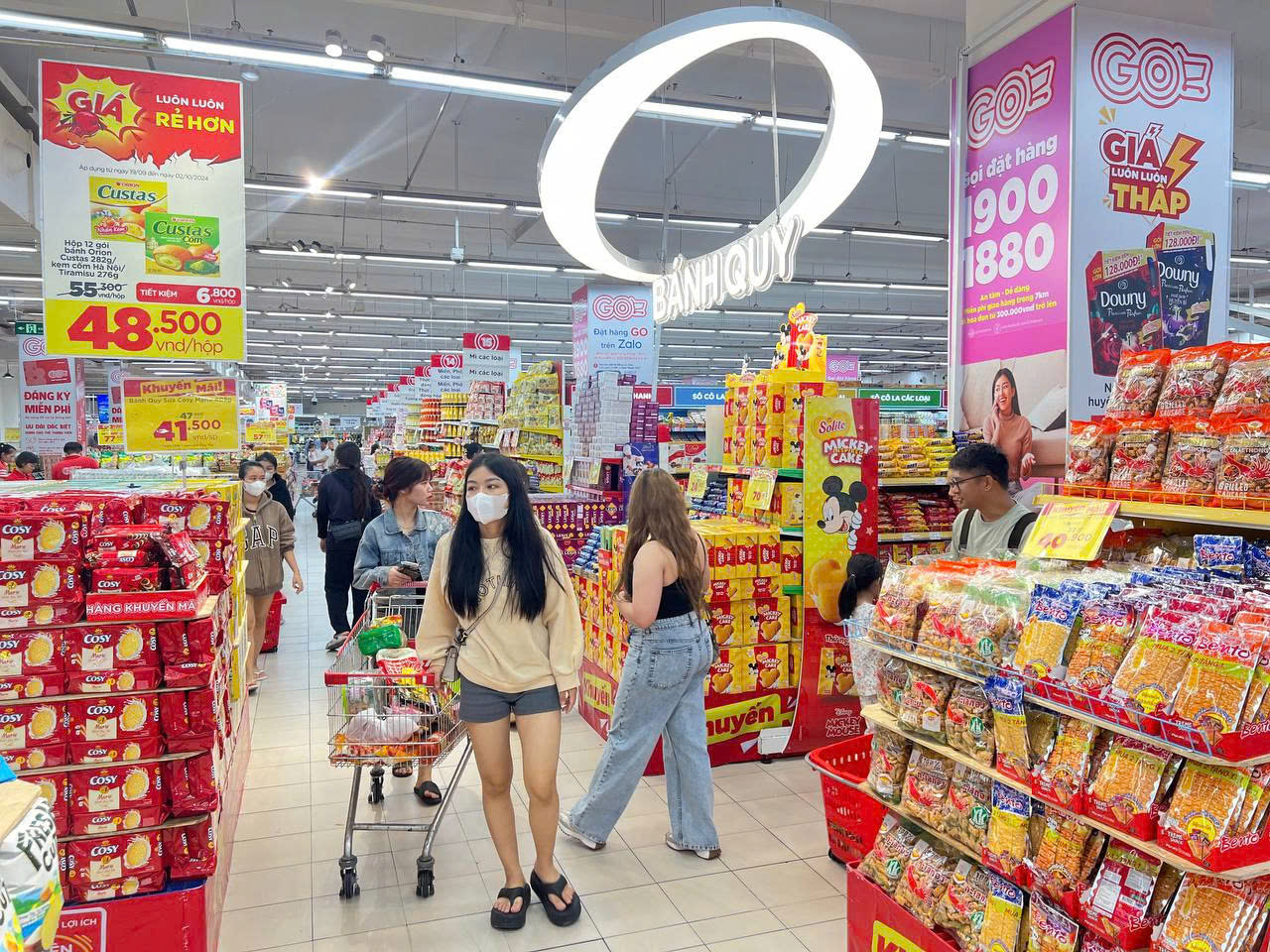 Hàng hóa tràn ngập siêu thị Co.opMart Đà Nẵng. Ảnh: Tuấn Anh