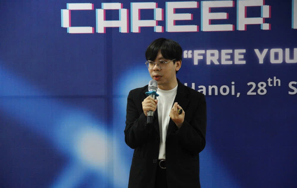 Diễn giả chia sẻ với sinh viên tại sự kiện DDP Career Day 2024.