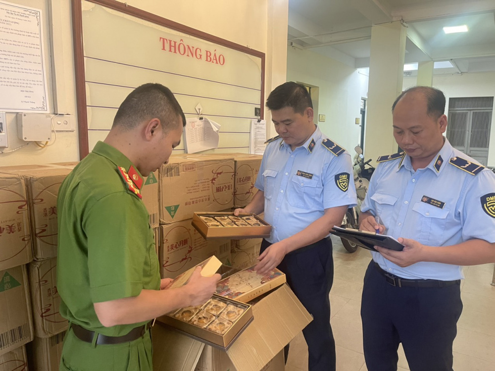 Lực lượng chức năng Hà Nội kiểm tra hàng hóa vi phạm trong dịp Tết Trung thu năm 2024