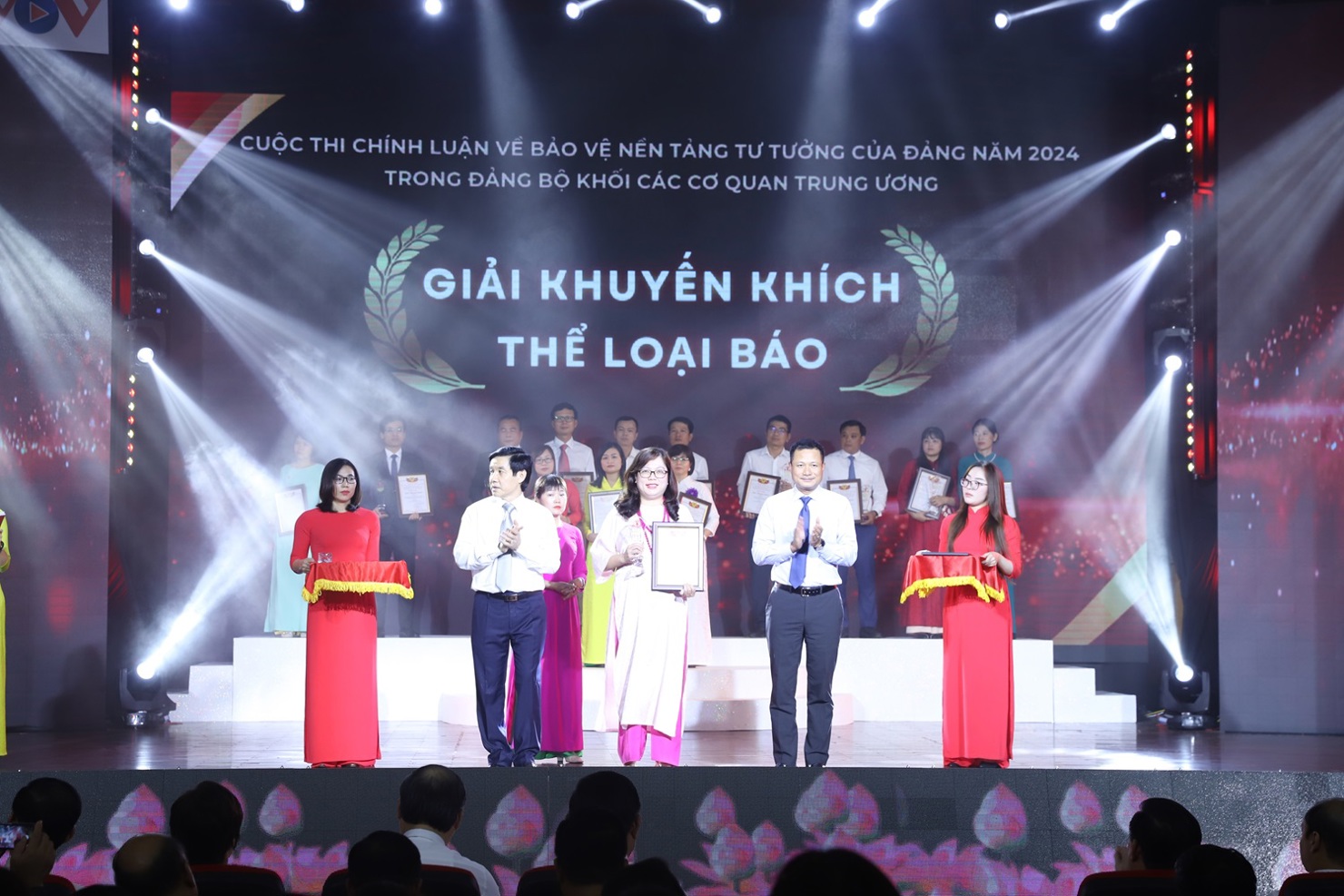 T&aacute;c giả Nguyễn V&acirc;n Anh (Sở Giao dịch Chứng kho&aacute;n H&agrave; Nội) đạt giải Khuyến kh&iacute;ch.