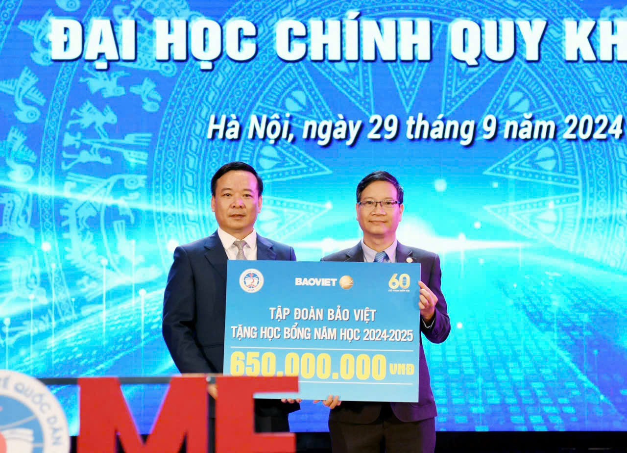 Lễ trao học bổng tại đại học Kinh tế quốc dân.