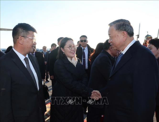 Các nhà lãnh đạo Mông Cổ tiễn Tổng Bí thư, Chủ tịch nước Tô Lâm tại sân bay Thành Cát Tư Hãn. Ảnh: TTXVN 