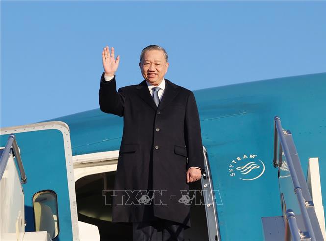 Chủ tịch nước Tô Lâm rời sân bay Thành Cát Tư Hãn, Thủ đô Ulaanbaatar đi thăm cấp Nhà nước tới Ireland theo lời mời của Tổng thống Ireland Michael D. Higgins. Ảnh: TTXVN